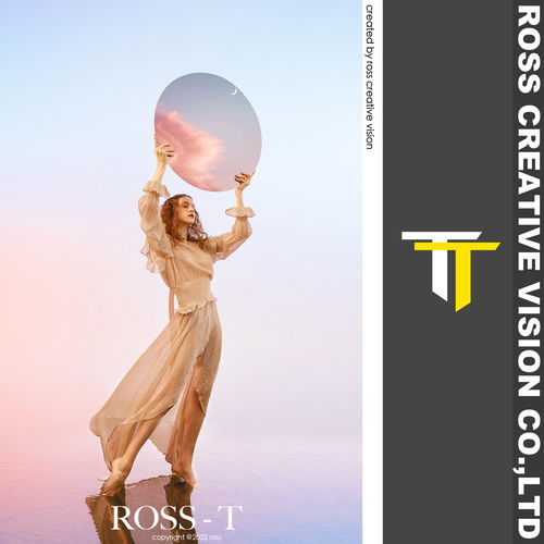 馬蘭戈尼 時(shí)裝創(chuàng)作 羅思文化以 it starts with a dream 為概念大氣而簡(jiǎn)約的手法 低調(diào)而精致 文藝而空靈的氣息羅思文化視覺(jué)工廠帶你開(kāi)啟新征途拍攝畫(huà)報(bào)主要采取鏡像的拍攝方法和構(gòu)圖畫(huà)面非常地簡(jiǎn)潔,倒影與實(shí)像不規(guī)則形狀區(qū)分而背景是廣袤 純凈的