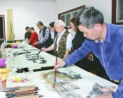 中國(guó)文藝網(wǎng)-感恩慰問(wèn)元素突出 創(chuàng)作表演入情入戲